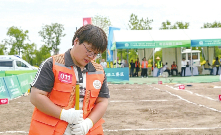 握着毛刷轻, 烈日下跪在 握着毛刷轻, 烈日下跪在