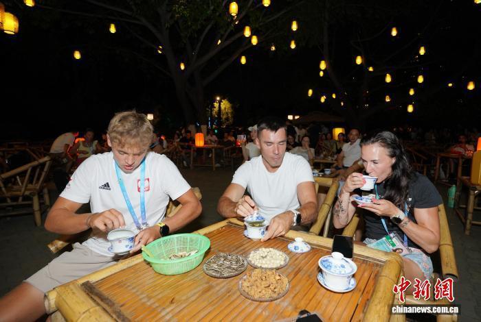 厅负责餐饮, 贺劭清, 七上八下 厅负责餐饮, 贺劭清, 七上八下